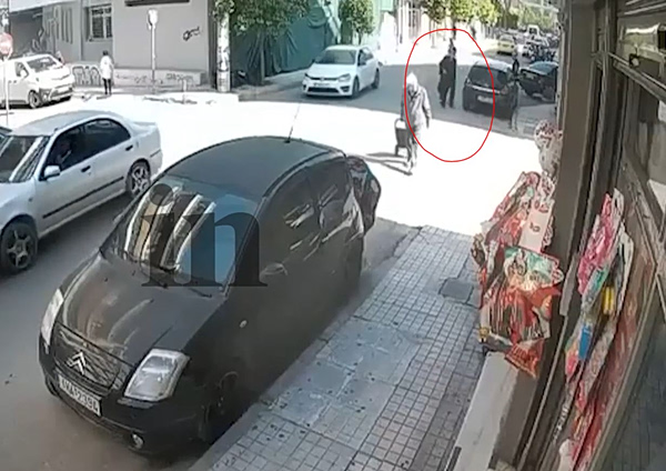 Η στιγμή που ο 89χρονος βγαίνει από τον ΕΦΚΑ κρατώντας την καραμπίνα