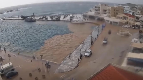 Εντυπωσιακές εικόνες από την Τήνο: Η κακοκαιρία «έβαψε» τη θάλασσα σε καφέ μέσα σε λίγα λεπτά