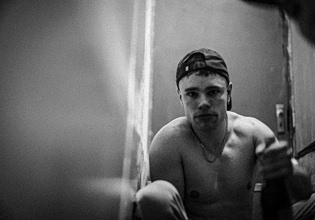 Ο Móglaí Bap των Kneecap μιλάει για την αυτοκτονία της μητέρας του