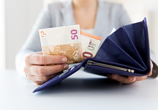 Επιδόματα: Ενίσχυση 300 ευρώ σε χήρες 60 ετών και άνω