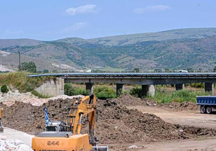 Εργασίες αποκατάστασης τμημάτων του ποταμού Φαρσαλίτη