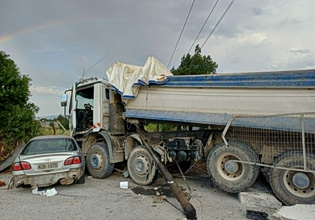 Λάρισα: Φορτηγό παρέσυρε μεταλλική γέφυρα και κατέληξε σε μάντρα επιχείρησης – Σε σοβαρή κατάσταση ο οδηγός