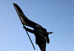 Πώς ο Banksy «φύτεψε» μέσα σε λίγα μόλις λεπτά το νέο του άγαλμα στο κέντρο του Λονδίνου;
