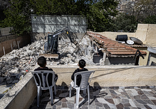 Ιερουσαλήμ: Παλαιστίνιοι αναγκάζονται να γκρεμίσουν τα ίδια τους τα σπίτια για να χτιστεί ισραηλινό θεματικό πάρκο