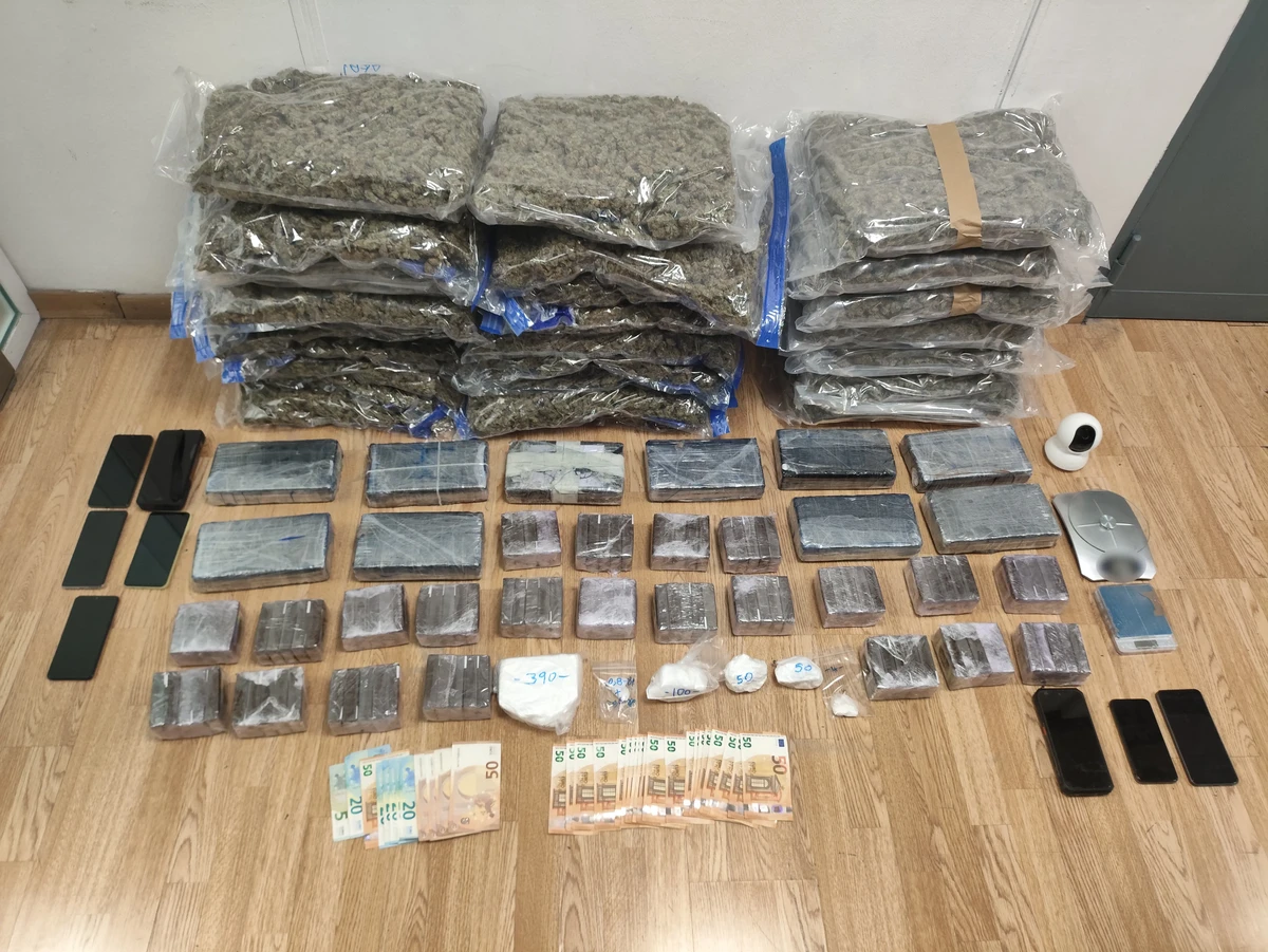 Τρεις συλλήψεις για κατοχή και διακίνηση μεγάλης ποσότητας κοκαΐνης και κάνναβης στην Αττική