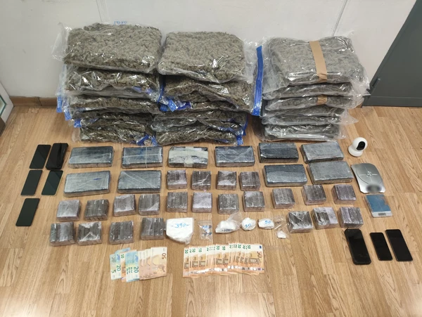 Τρεις συλλήψεις για κατοχή και διακίνηση μεγάλης ποσότητας κοκαΐνης και κάνναβης στην Αττική