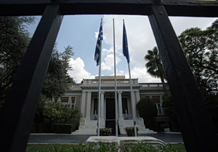 Μαξίμου: Το «σύνδρομο των ευρωεκλογών» τρομάζει την κυβέρνηση