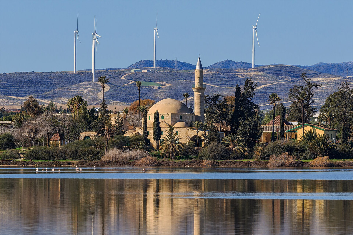 Το τζαμί του Τεκέ Χαλά Σουλτάνας στις όχθες της Αλυκής της Λευκωσίας (Α. Savin / Wikimedia Commons)