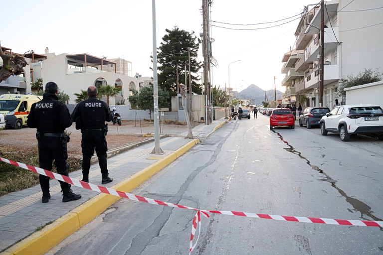 Κρήτη: «Να με περάσετε για τελευταία φορά από το μνήμα του παιδιού μου» ζήτησε ο 54χρονος που σκότωσε τον 21χρονο