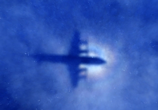 Google Earth: Δείχνει ο δορυφόρος το Boeing MH370 βυθισμένο στον πάτο του ωκεανού ή είναι απλή οφθαλμαπάτη;