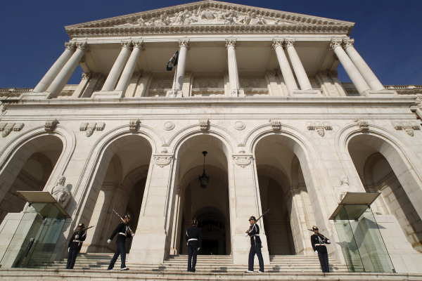 Τα υπερκέρδη των εταιρειών του ενεργειακού τομέα θα φορολογήσει η Πορτογαλία