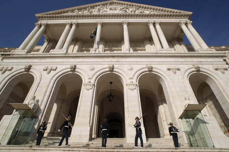 Τα υπερκέρδη των εταιρειών του ενεργειακού τομέα θα φορολογήσει η Πορτογαλία