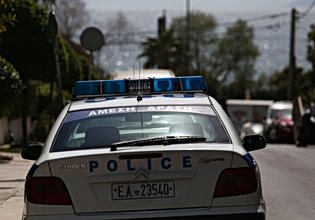 Σαλαμίνα: Περιπολικό παρέσυρε 12χρονη έξω από σχολείο τραυματίζοντάς την σοβαρά στο πόδι