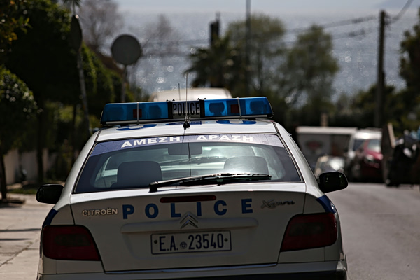 Σαλαμίνα: Περιπολικό παρέσυρε 12χρονη έξω από σχολείο τραυματίζοντάς την σοβαρά στο πόδι