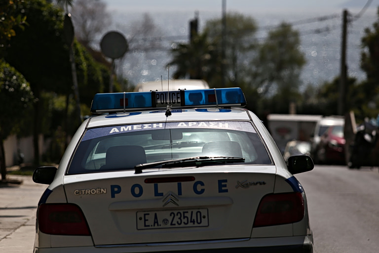 Σαλαμίνα: Περιπολικό παρέσυρε 12χρονη έξω από σχολείο τραυματίζοντάς την σοβαρά στο πόδι