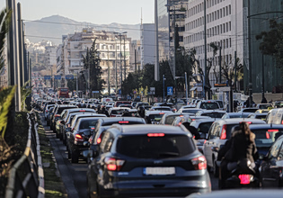 Αυξημένη κίνηση στους δρόμους της Αττικής – Στο «κόκκινο» ο Κηφισός – Καθυστερήσεις στην Αττική Οδό