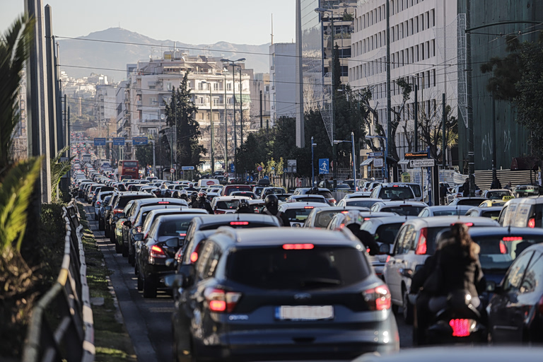 Αυξημένη κίνηση στους δρόμους της Αττικής – Στο «κόκκινο» ο Κηφισός – Καθυστερήσεις στην Αττική Οδό