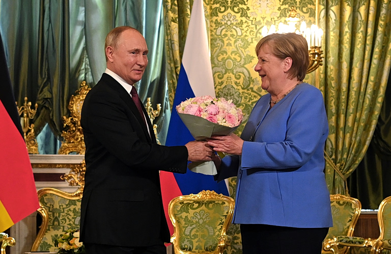 ΕΕ καλεί Μέρκελ για να μιλήσει με τον Πούτιν