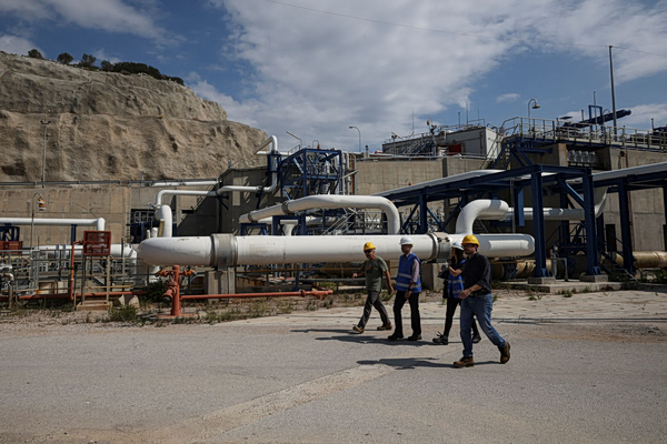 EE: Από τους ρωσικούς αγωγούς στο αμερικανικό LNG – Η εξάρτηση από τα εισαγόμενα ορυκτά καύσιμα όμως παραμένει