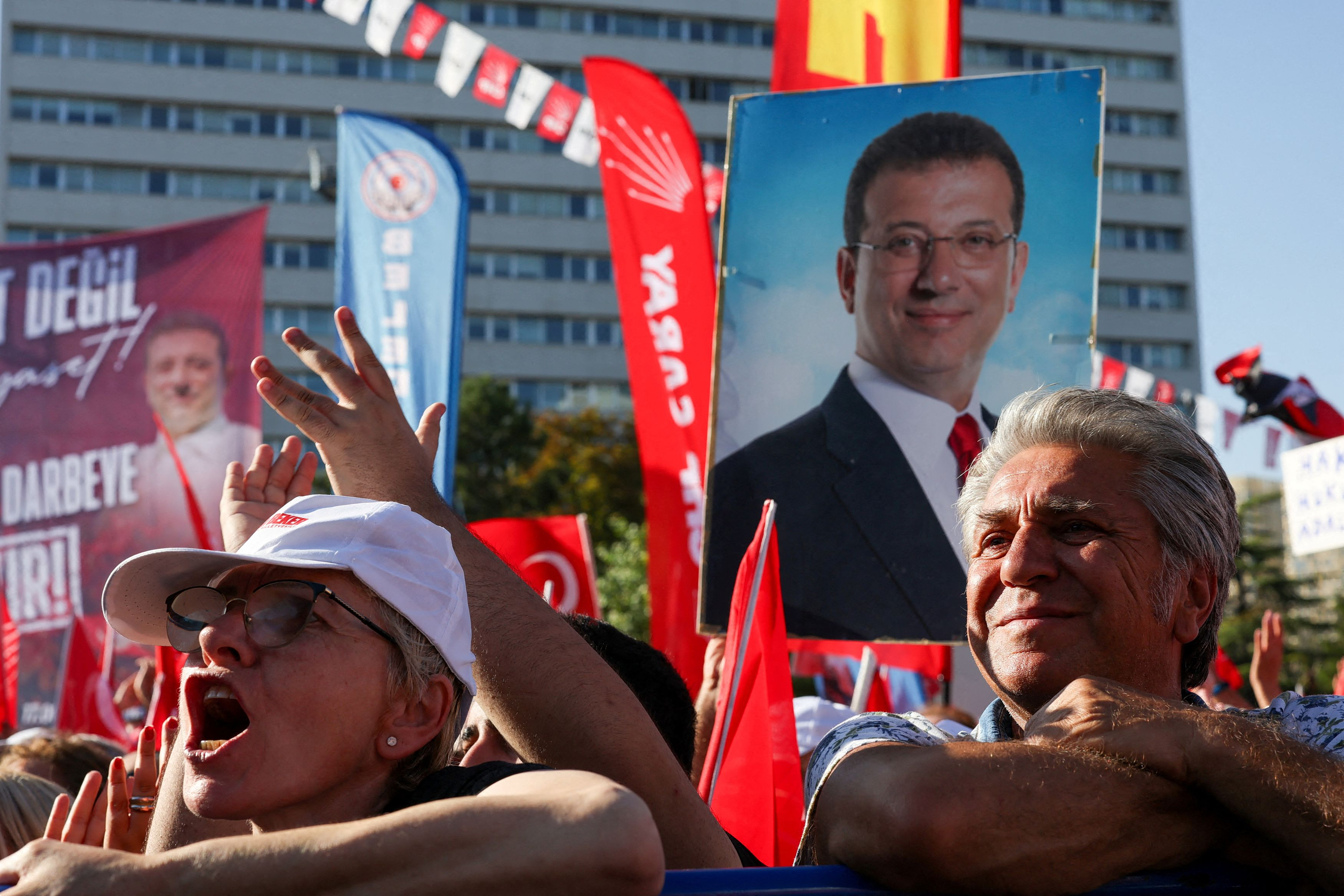 Αφίσα με τον Ιμάμογλου σε κινητοποίηση της αντιπολίτευσης στην Τουρκία