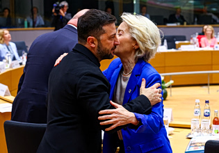 Η φον ντερ Λάιεν συζήτησε με τον Ζελένσκι για την ένταξη της Ουκρανίας στην ΕΕ και τα εξοπλιστικά
