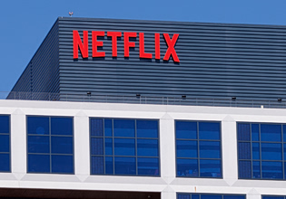 Το Netflix σε δίκη κατηγορούμενο ότι «εθίζει» και κατασκοπεύει τους χρήστες