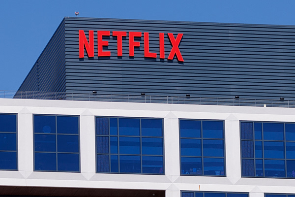 Το Netflix σε δίκη κατηγορούμενο ότι «εθίζει» και κατασκοπεύει τους χρήστες