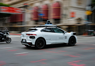 Η Waymo ανακαλεί χιλιάδες ρομποτικά ταξί έπειτα από σειρά ατυχημάτων