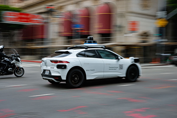 Η Waymo ανακαλεί χιλιάδες ρομποτικά ταξί έπειτα από σειρά ατυχημάτων