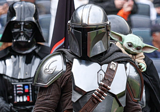 Mandalorian: Ο Πέδρο Πασκάλ είναι το πρόσωπο, ο Μπρένταν Γουέιν είναι το σώμα