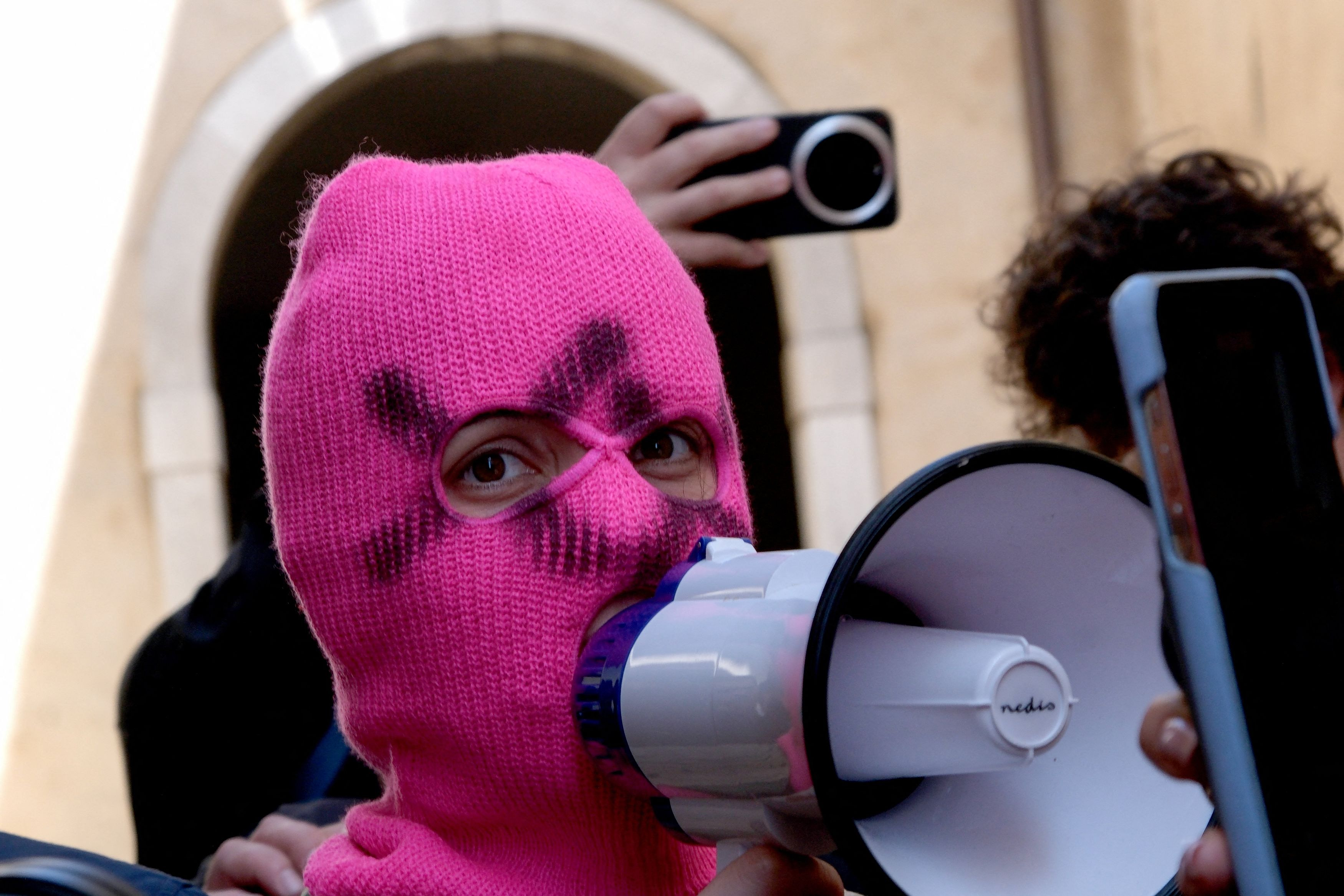 Διαδηλώτρια της ομάδας Pussy Riot συμμετέχει σε διαμαρτυρία στη Διεθνή Έκθεση Τέχνης της Μπιενάλε της Βενετίας, στη Βενετία της Ιταλίας, στις 7 Μαΐου 2026.