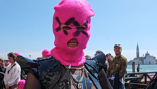 Μπιενάλε Βενετίας: Διαμαρτυρία Pussy Riot και Femen έξω από το ρωσικό περίπτερο για την επιστροφή της Ρωσίας
