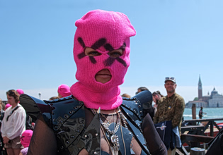 Μπιενάλε Βενετίας: Διαμαρτυρία Pussy Riot και Femen έξω από το ρωσικό περίπτερο για την επιστροφή της Ρωσίας