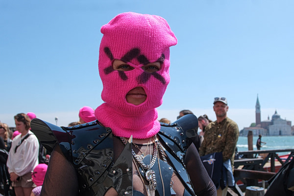 Μπιενάλε Βενετίας: Διαμαρτυρία Pussy Riot και Femen έξω από το ρωσικό περίπτερο για την επιστροφή της Ρωσίας