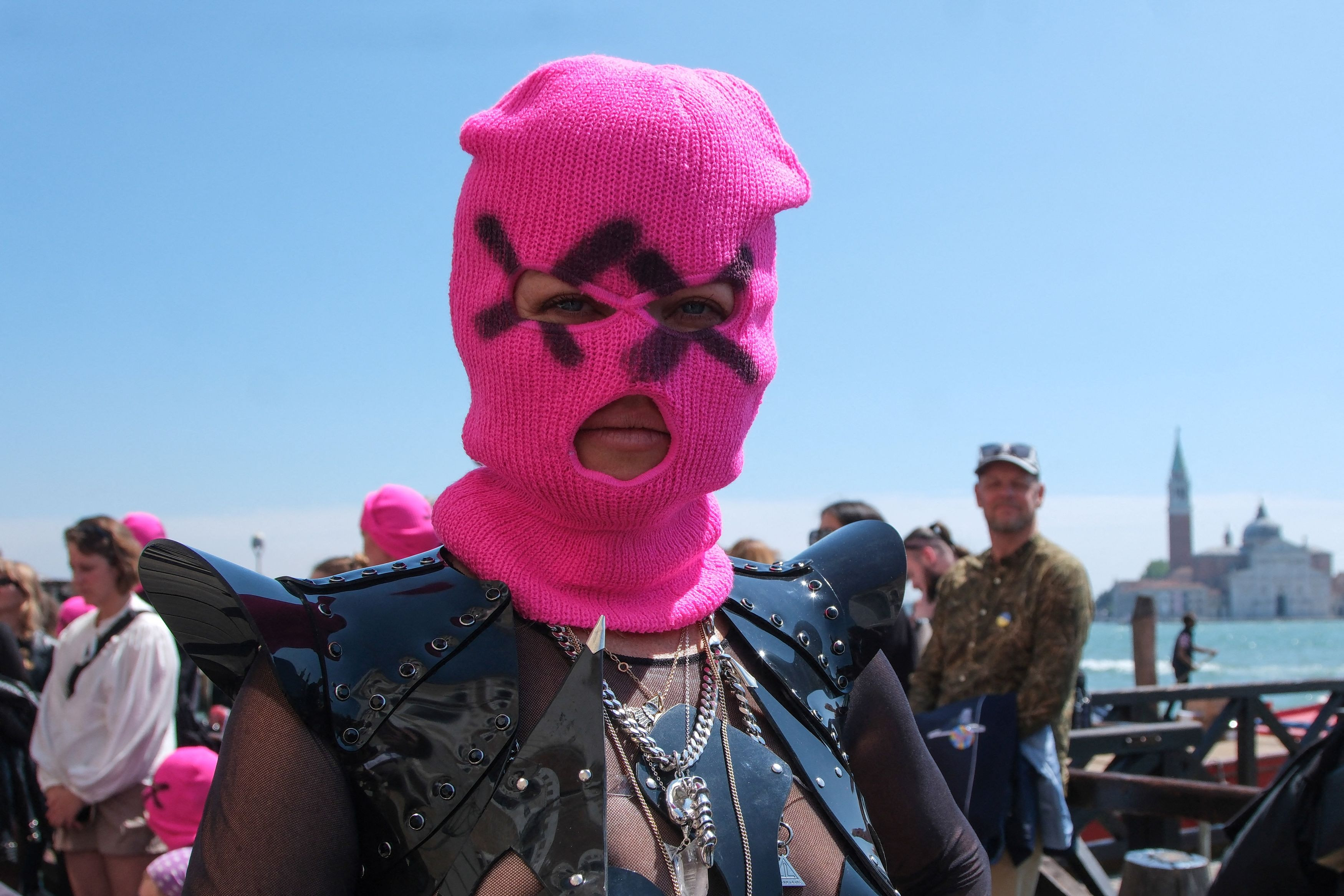 Μπιενάλε Βενετίας: Διαμαρτυρία Pussy Riot και Femen έξω από το ρωσικό περίπτερο για την επιστροφή της Ρωσίας
