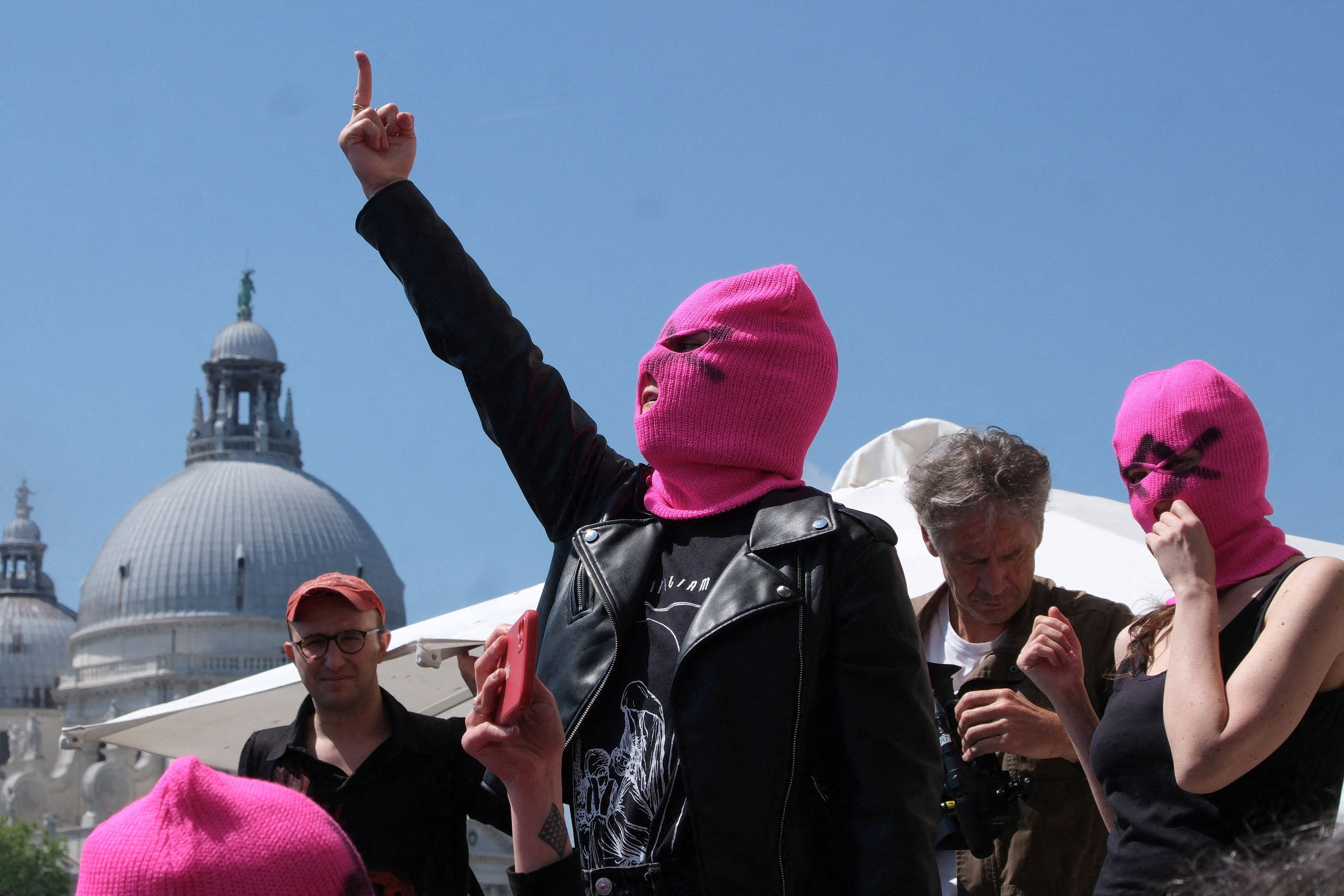Διαδηλώτρια της ομάδας Pussy Riot συμμετέχει σε διαμαρτυρία στη Διεθνή Έκθεση Τέχνης της Μπιενάλε της Βενετίας, στη Βενετία της Ιταλίας, στις 7 Μαΐου 2026. REUTERS/Manuel Silvestri.