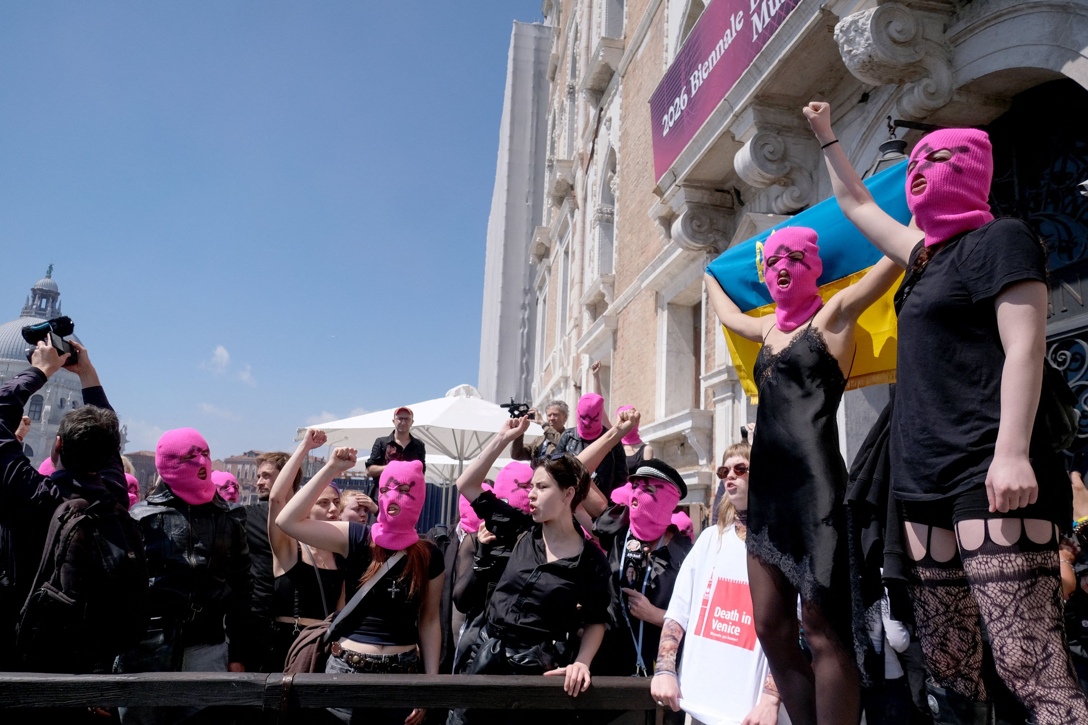 Διαδηλώτριες της ομάδας Pussy Riot πραγματοποιούν διαμαρτυρία στη Διεθνή Έκθεση Τέχνης της Μπιενάλε της Βενετίας, στη Βενετία της Ιταλίας, στις 7 Μαΐου 2026. REUTERS/Manuel Silvestri.