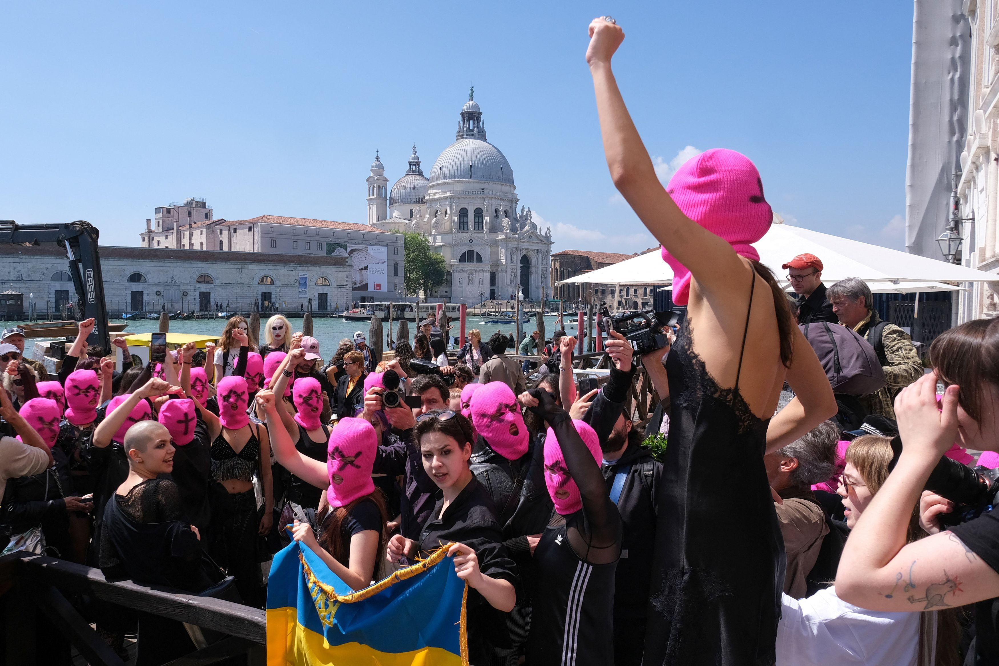 Διαδηλώτριες της ομάδας Pussy Riot πραγματοποιούν διαμαρτυρία στη Διεθνή Έκθεση Τέχνης της Μπιενάλε της Βενετίας, στη Βενετία της Ιταλίας, στις 7 Μαΐου 2026. REUTERS/Manuel Silvestri.