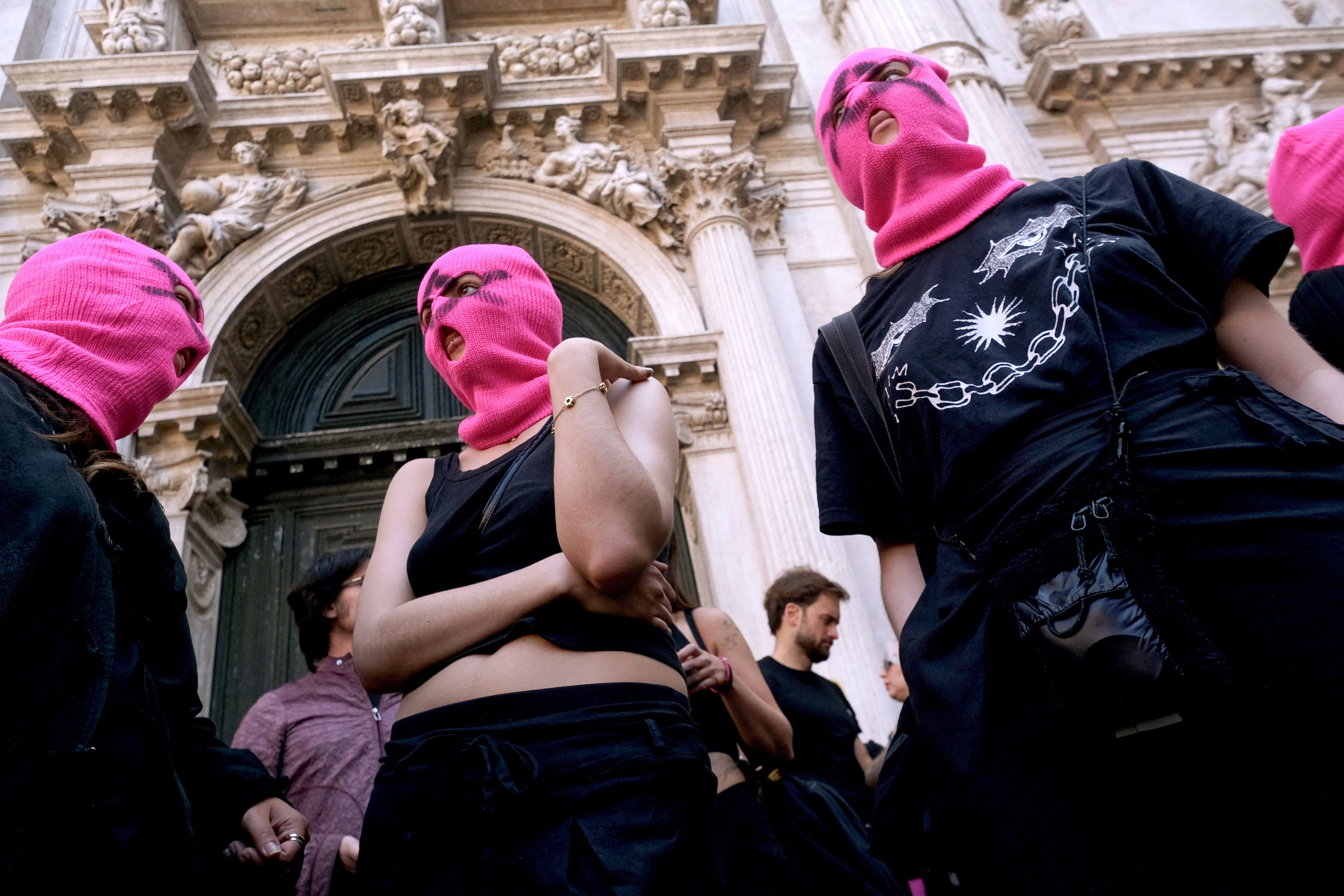 Διαδηλώτριες της ομάδας Pussy Riot πραγματοποιούν διαμαρτυρία στη Διεθνή Έκθεση Τέχνης της Μπιενάλε της Βενετίας, στη Βενετία της Ιταλίας, στις 7 Μαΐου 2026. REUTERS/Manuel Silvestri.