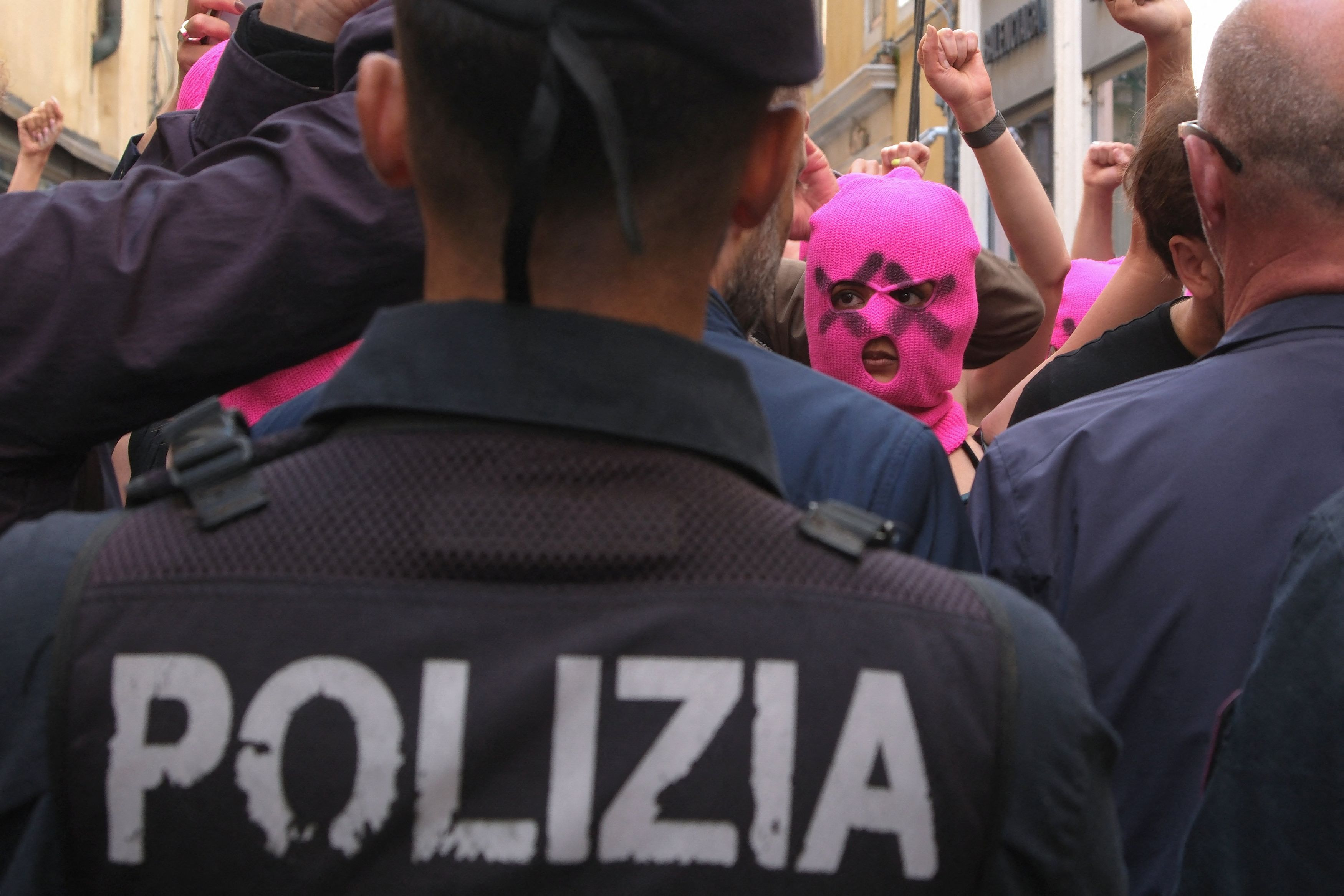Αστυνομικοί εμποδίζουν διαδηλώτριες της ομάδας Pussy Riot που πραγματοποιούν διαμαρτυρία στη Διεθνή Έκθεση Τέχνης της Μπιενάλε της Βενετίας, στη Βενετία της Ιταλίας, στις 7 Μαΐου 2026. REUTERS/Manuel Silvestri.