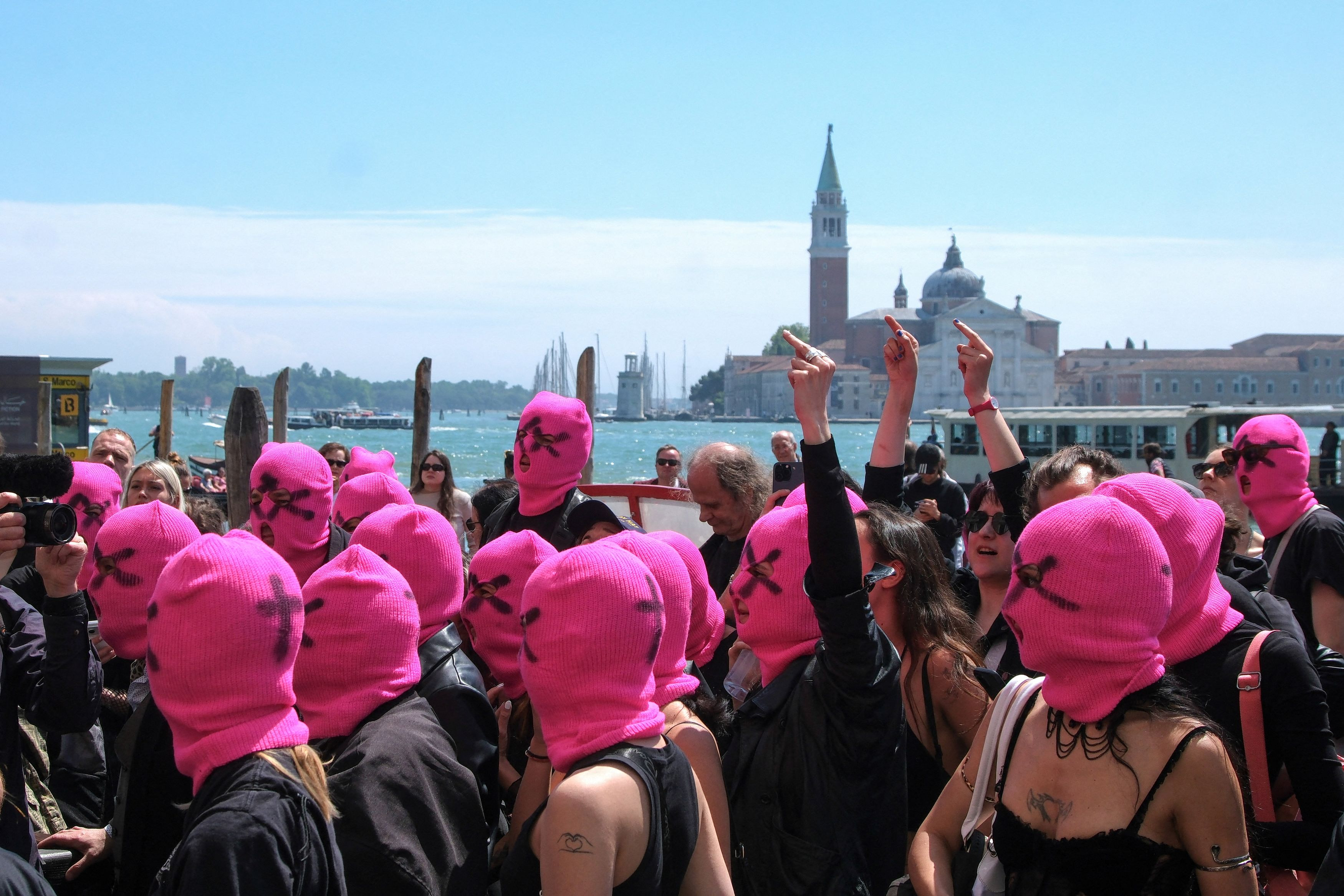 Διαδηλώτριες της ομάδας Pussy Riot πραγματοποιούν διαμαρτυρία στη Διεθνή Έκθεση Τέχνης της Μπιενάλε της Βενετίας, στη Βενετία της Ιταλίας, στις 7 Μαΐου 2026. REUTERS/Manuel Silvestri.