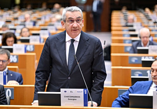 Ισχυρότερη πολυεπίπεδη διακυβέρνηση ζητάει ο Περιφερειάρχης Νοτίου Αιγαίου από τις Βρυξέλλες