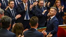 Ο Πέτερ Μαγιάρ ορκίστηκε πρωθυπουργός της Ουγγαρίας, βάζοντας τέλος στην 16ετή διακυβέρνηση του Όρμπαν