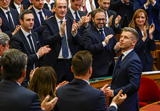 Ο Πέτερ Μαγιάρ ορκίστηκε πρωθυπουργός της Ουγγαρίας, βάζοντας τέλος στην 16ετή διακυβέρνηση του Όρμπαν