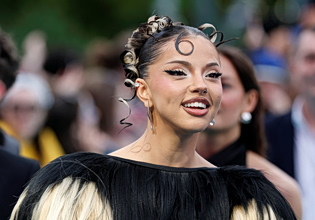 Eurovision 2026: Ποια είναι η Ντάρα που χάρισε στη Βουλγαρία την ιστορική νίκη