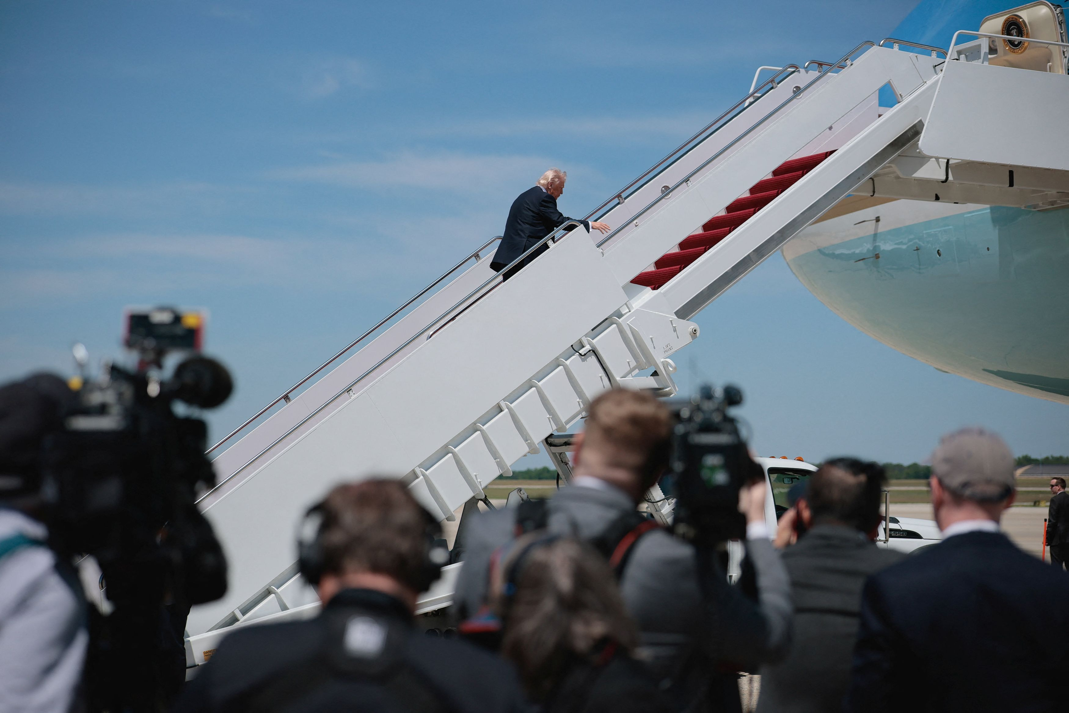 Ο Τραμπ ανεβαίνει στο Air Force One, αναχωρώντας για την Κίνα