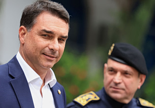 Μια ταινία, ένα σκάνδαλο και οι Ευαγγελιστές, μπορεί να στοιχίσουν στον Μπολσονάρο την προεδρία