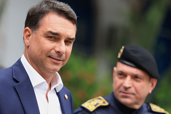 Μια ταινία, ένα σκάνδαλο και οι Ευαγγελιστές, μπορεί να στοιχίσουν στον Μπολσονάρο την προεδρία