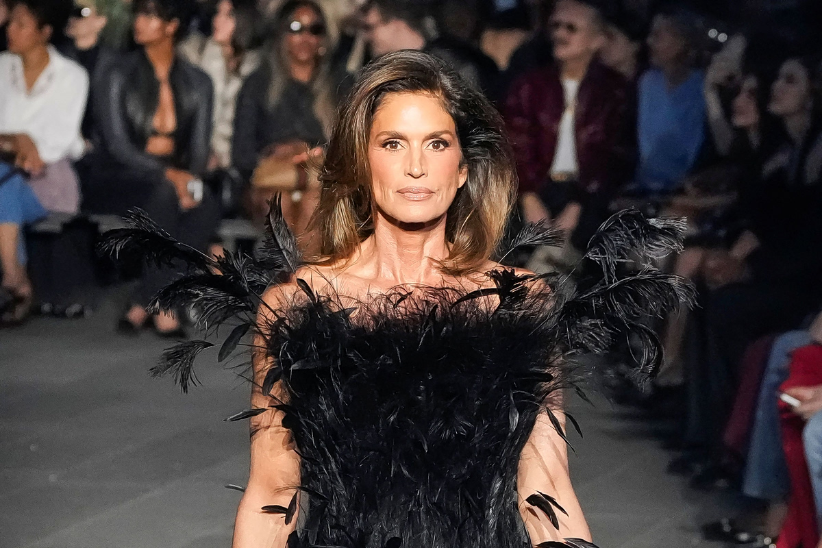 Το απόλυτο supermodel – Η 60χρονη Σίντι Κρόφορντ επέστρεψε στο «βασίλειό» της