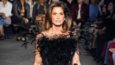 Το απόλυτο supermodel – Η 60χρονη Σίντι Κρόφορντ επέστρεψε στο «βασίλειό» της